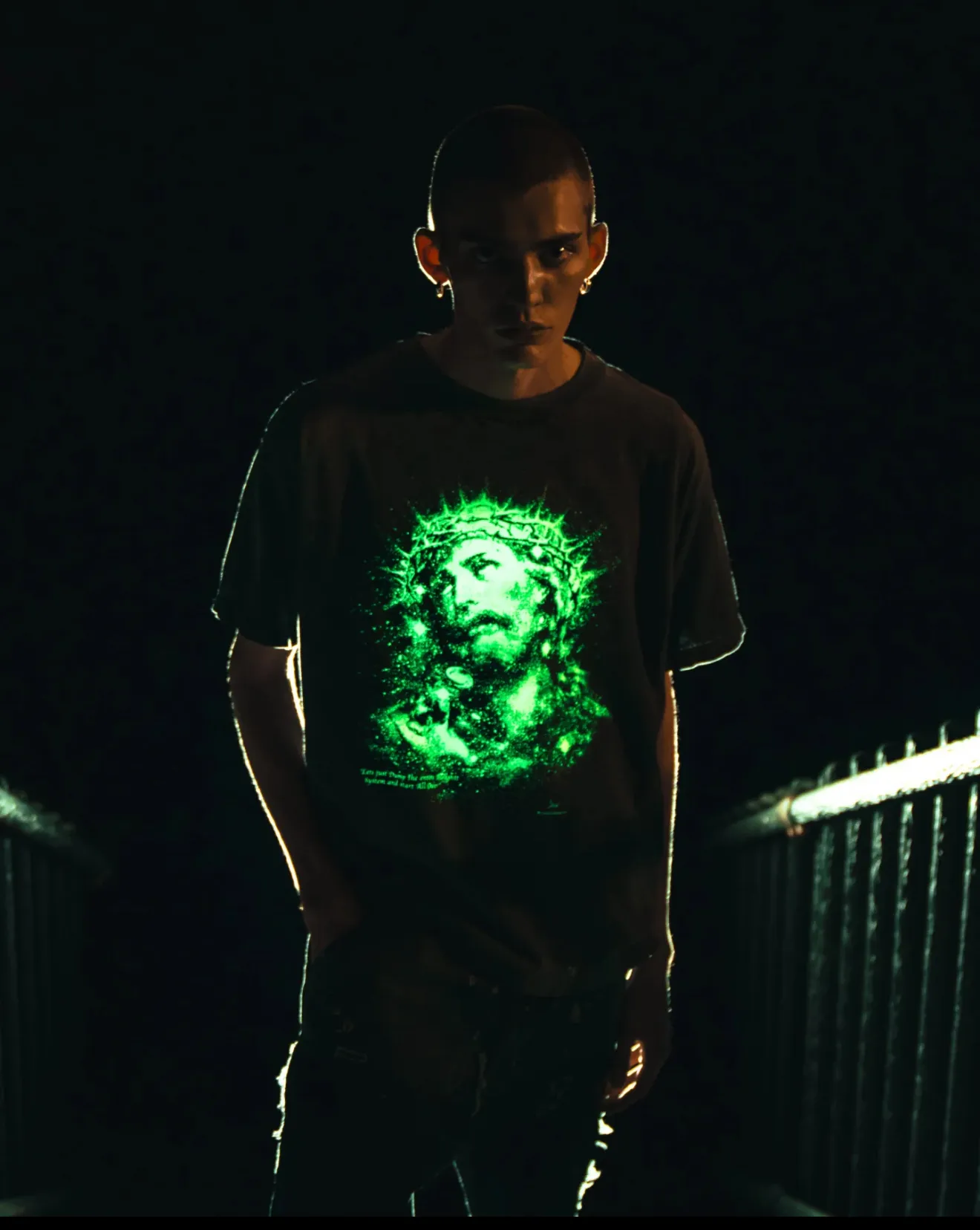 ❥8027#P136 Saint Mxxxxxx New luminous Jesus head is made of double yarn cotton batik fabric 280g, comfortable and breathable to wear. Full of street feel, loose fit. Craftsmanship: luminous printing + graffiti + spray coding, batik and wash. Size: (S-M-L-XL) Color: Washed black
